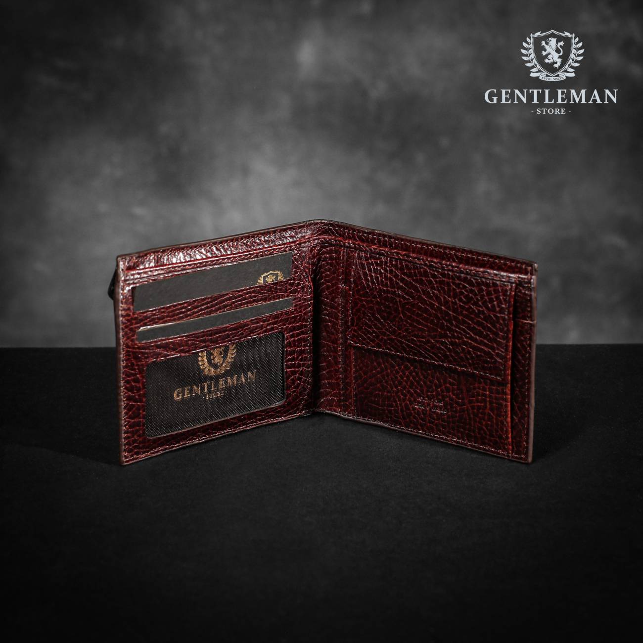 Muški novčanik je neophodni aksesoar koji pokazuje stil i ukus jednog džentlmena. Kvalitetni kožni novčanik najbolje čuva novac, a bitno je da ima pregrade za pare, dokumenta i sitan novac, uz elegantan izgled i kvalitetnu izradu. Brend "Tony Bellucci" ručno pravi novčanike od visokokvalitetne teleće kože sa dovoljno prostora u minimalnim dimenzijama.