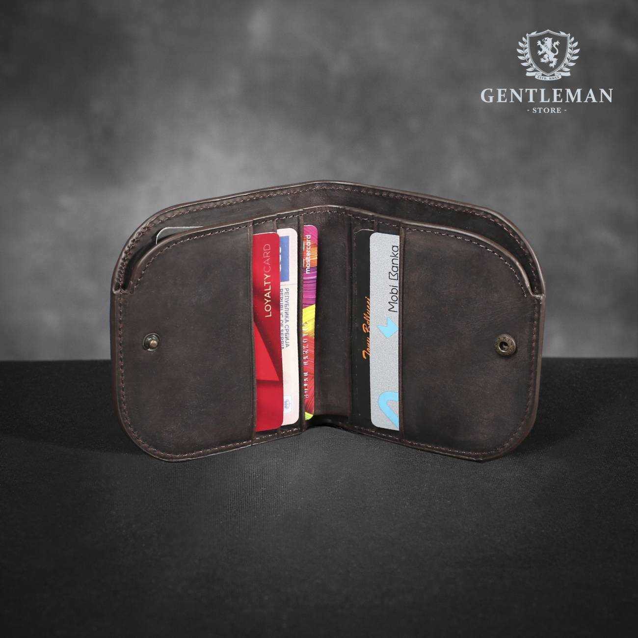 Muški novčanik je jedan od neophodnih aksesoara, njegova uloga nije samo nošenje novca, pored toga on je odličan pokazatelj stila i ukusa jednog džentlmena.