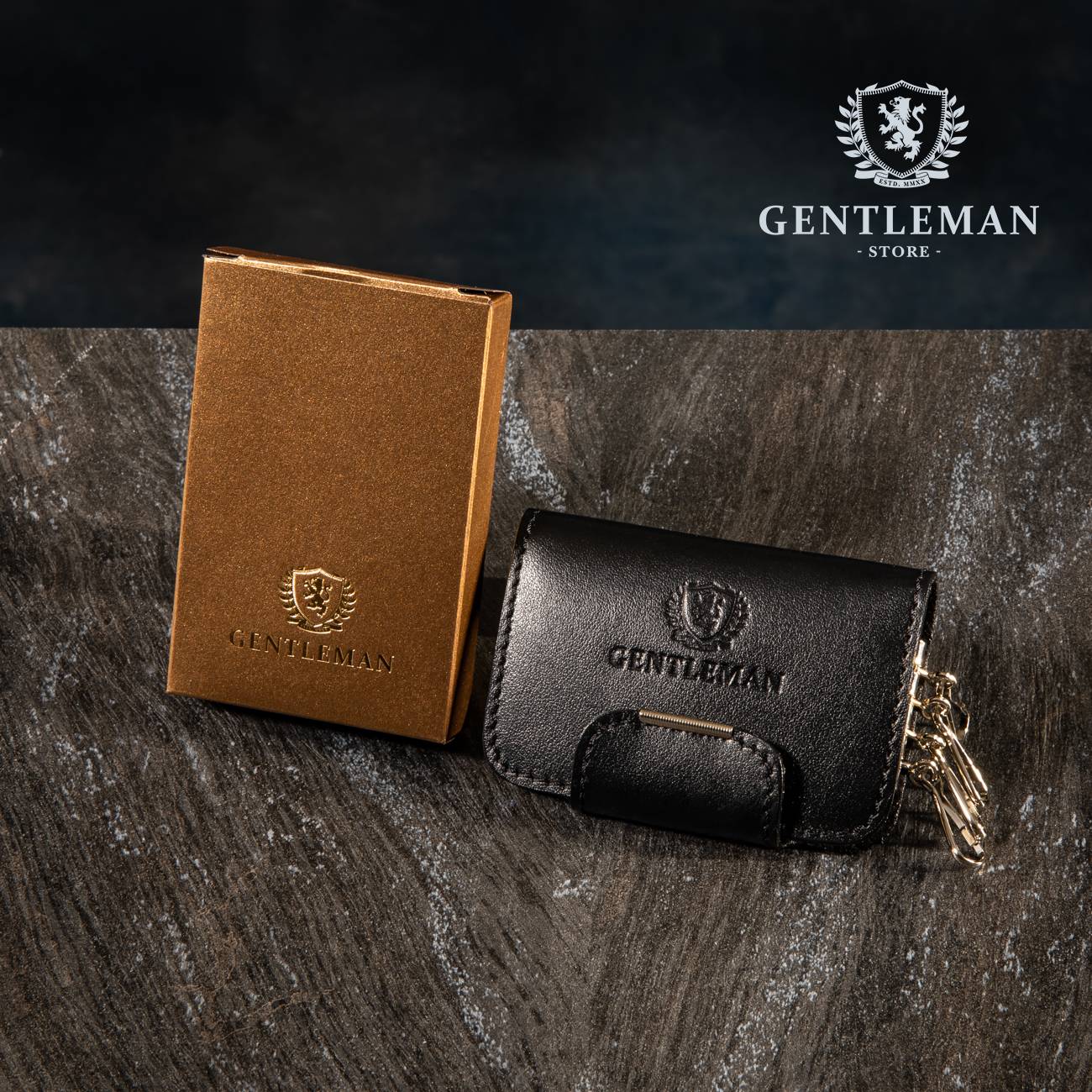 Ovaj artikal crna kožna futrola za ključeve je ručno izrađena od visokokvalitetne goveđe kože, postavljene iznutra čojom.